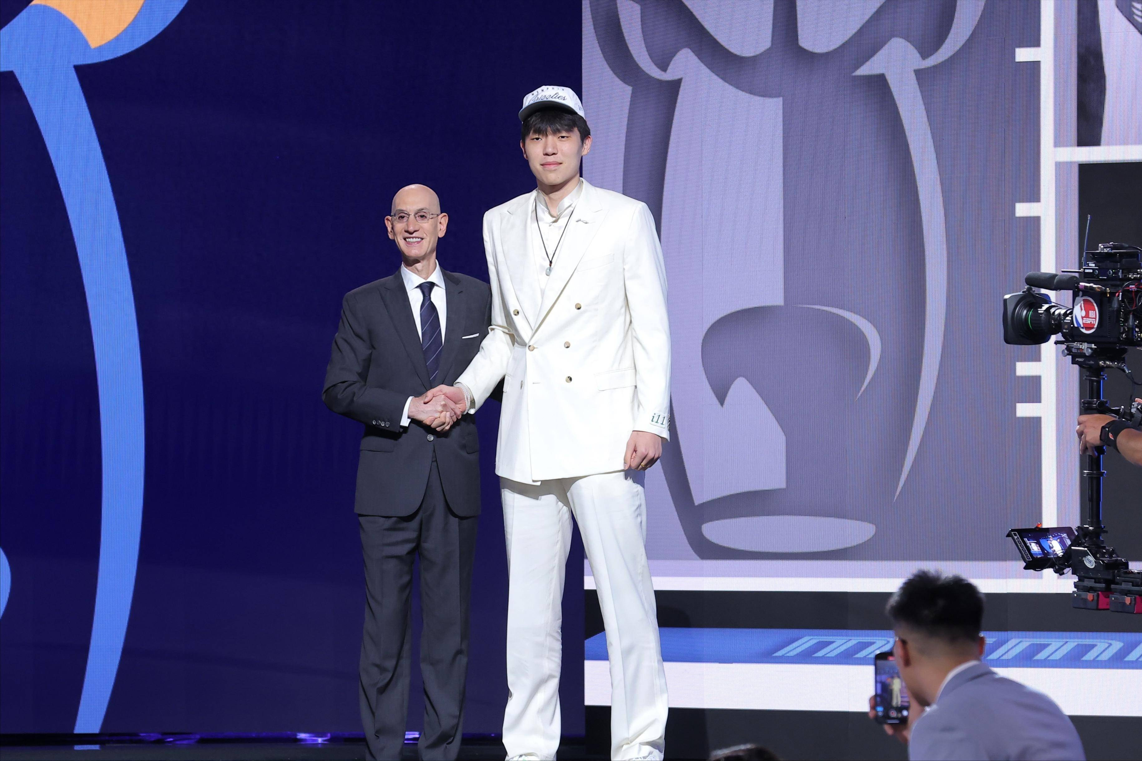 九游娱乐官网关于赛地聚焦:CBA常规赛今晨热度飙升,孟菲斯灰熊内部沟通,信心回归,资深球员宣示担当的信息